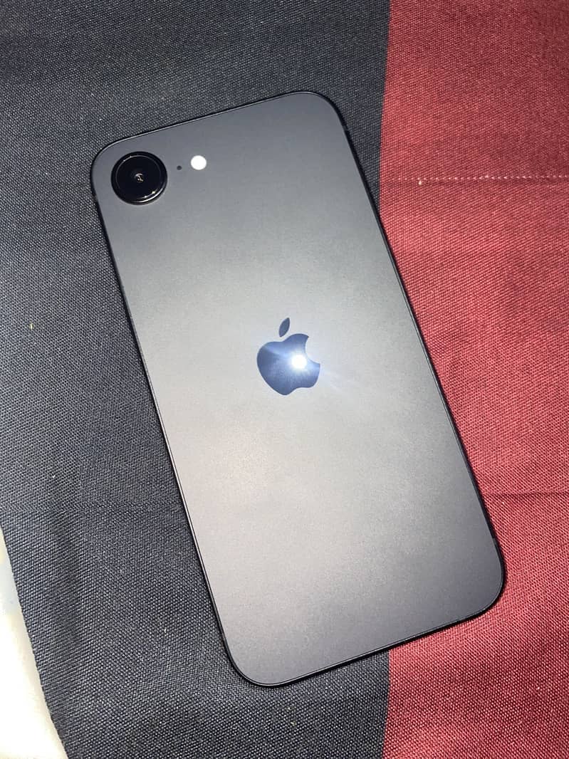 Apple iPhone 16e 3