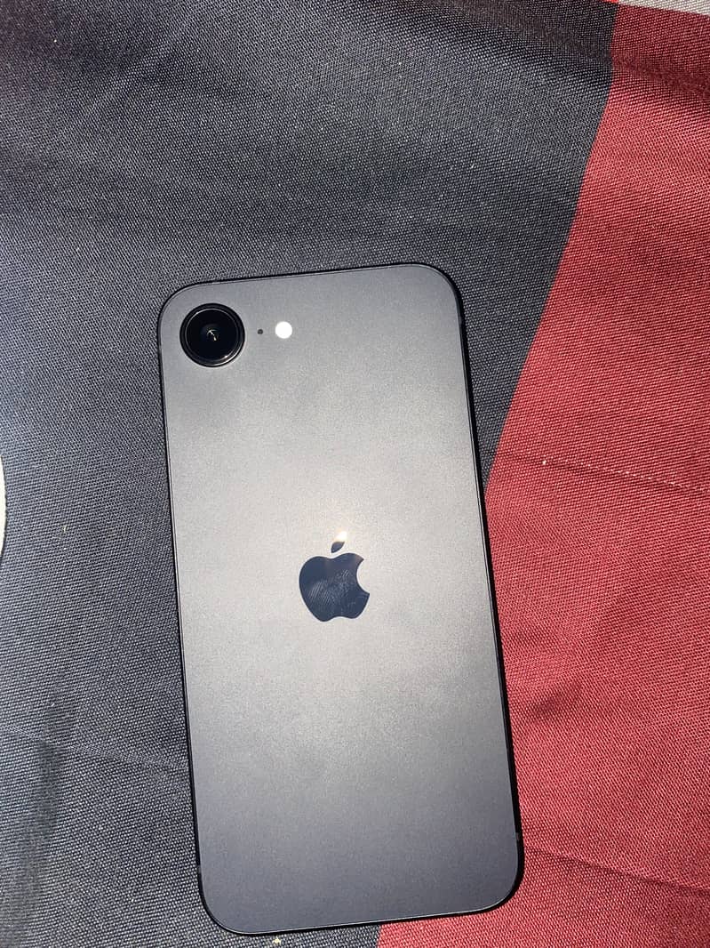 Apple iPhone 16e 4
