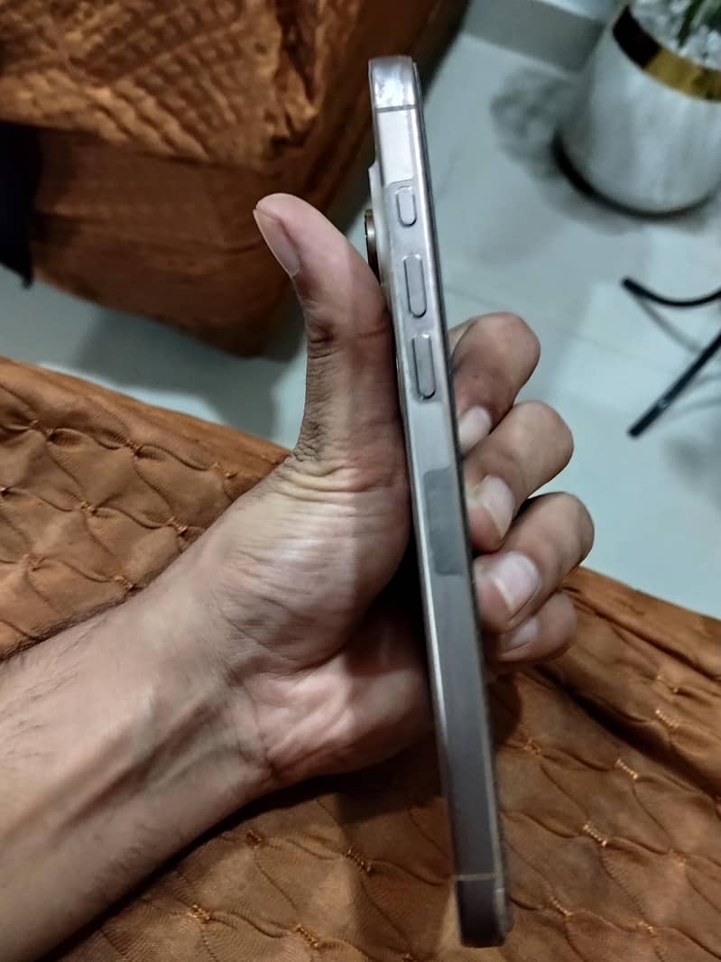 Apple iPhone 16 Pro Max 4
