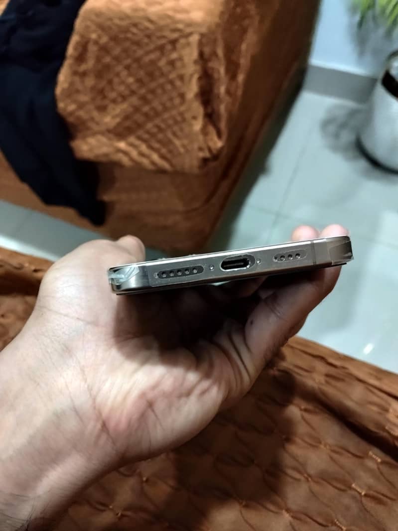 Apple iPhone 16 Pro Max 6