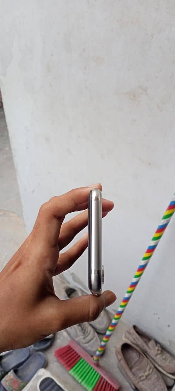 Apple iPhone X 4