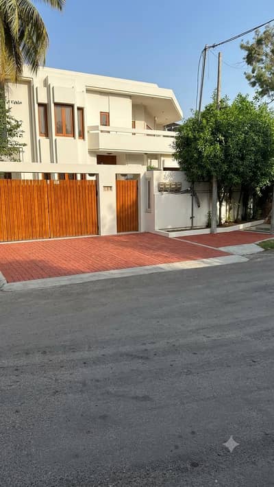 Karsaz Prime Location 1292 square yards Corner Bungalow For Sale