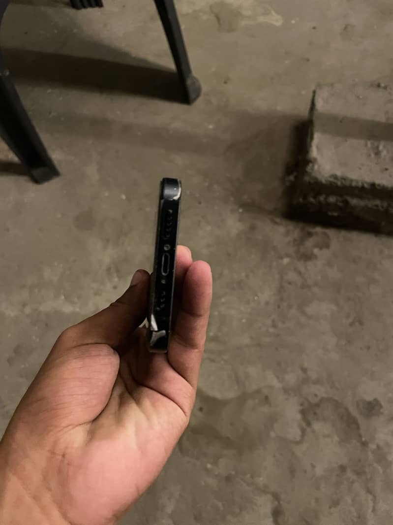Apple iPhone 13 2