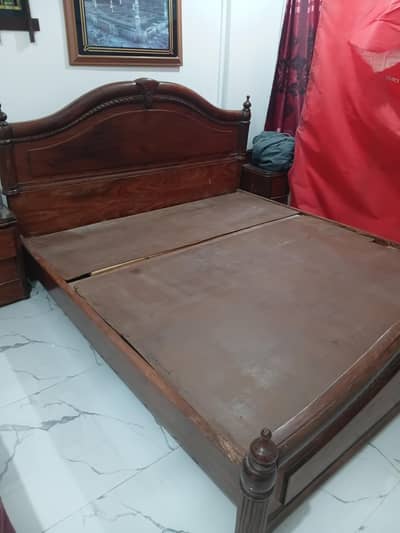 Size 6x6.50 Bed with side tables
