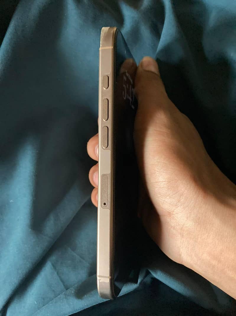 Apple iPhone 16 Pro 1