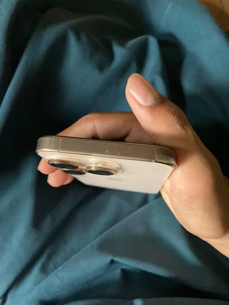 Apple iPhone 16 Pro 2