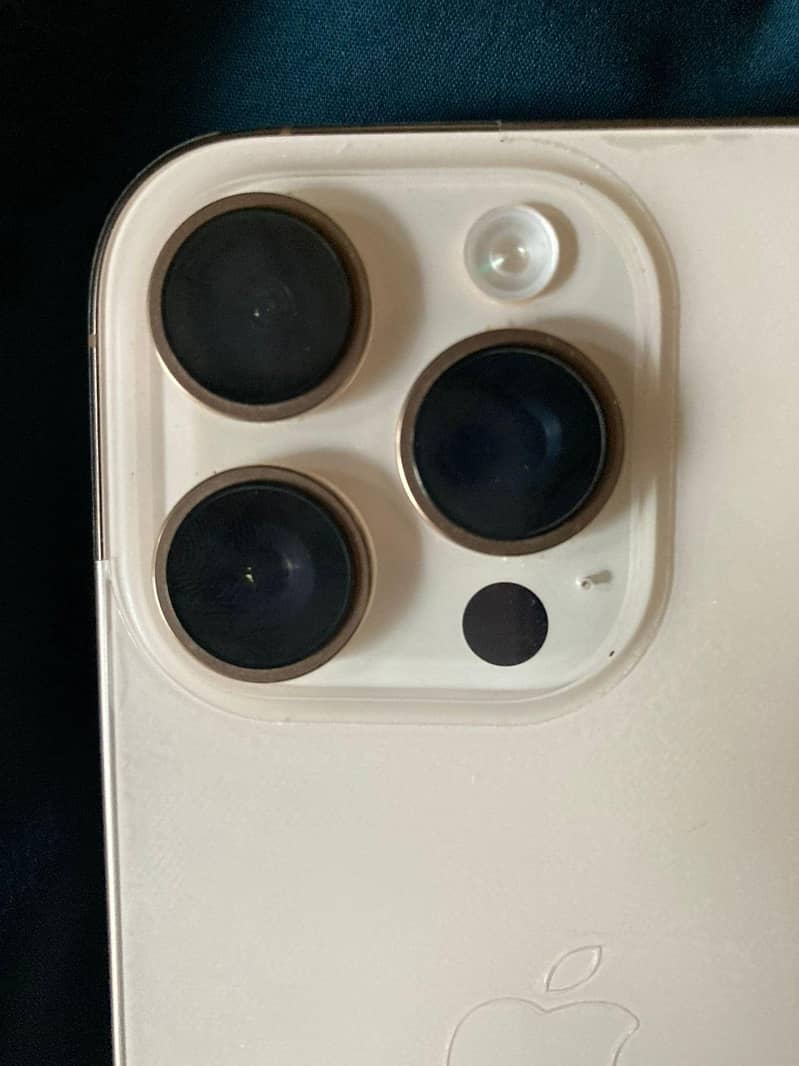 Apple iPhone 16 Pro 3