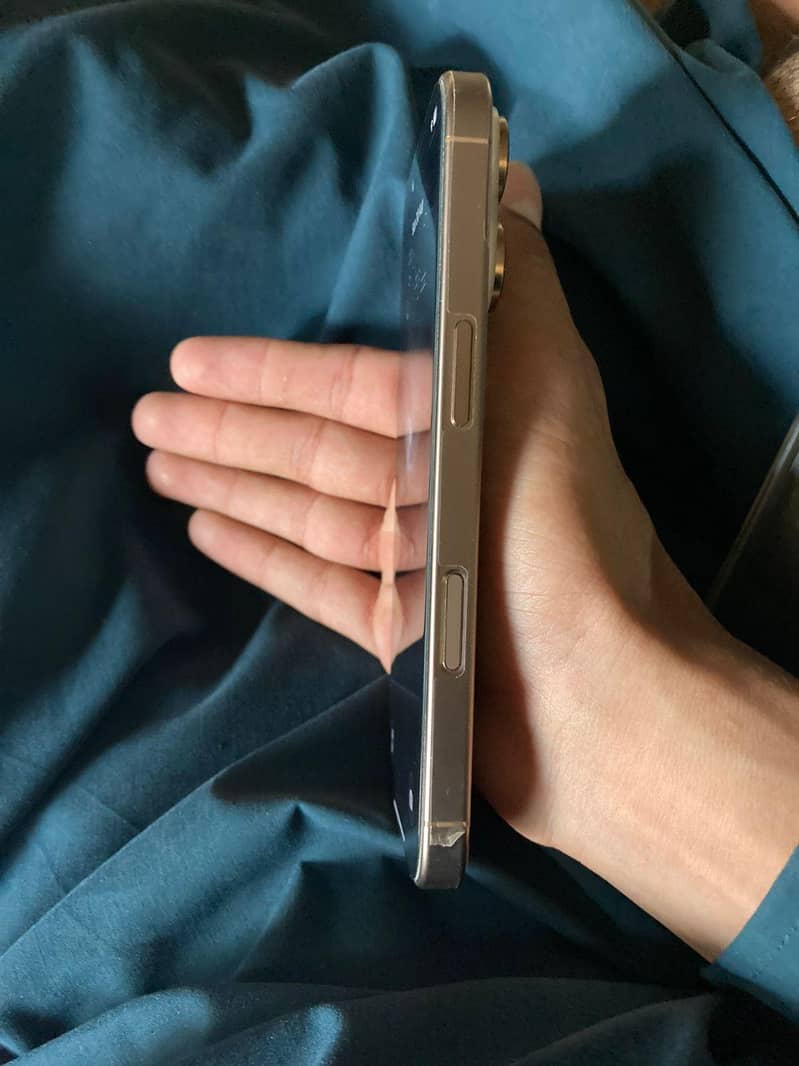 Apple iPhone 16 Pro 4