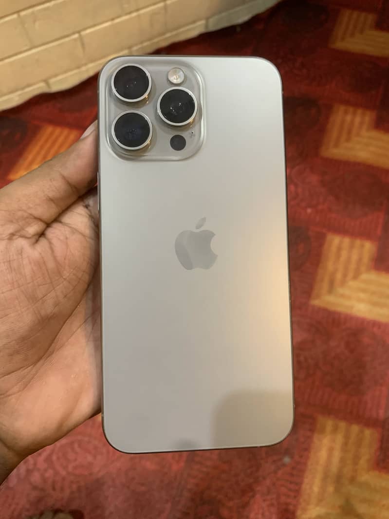 Apple iPhone 15 Pro Max 4