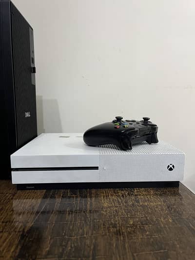 Xbox One S 500 GB with one controller