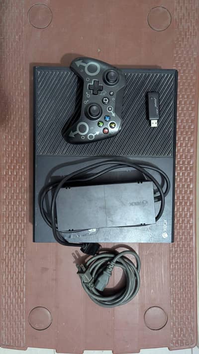 XBOX ONE 1TB WITH TWO CONTROLLERS