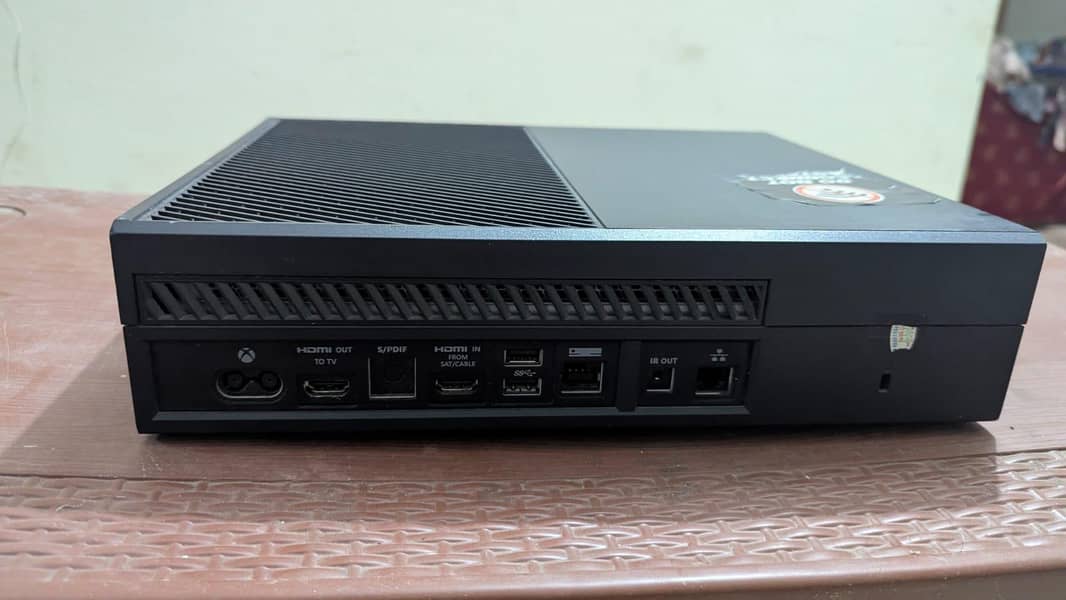 XBOX ONE 1TB WITH TWO CONTROLLERS 3