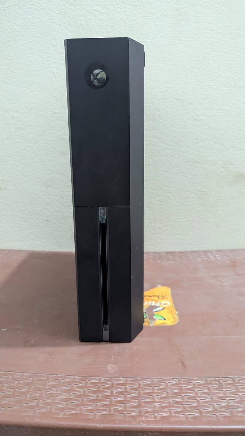 XBOX ONE 1TB WITH TWO CONTROLLERS 4