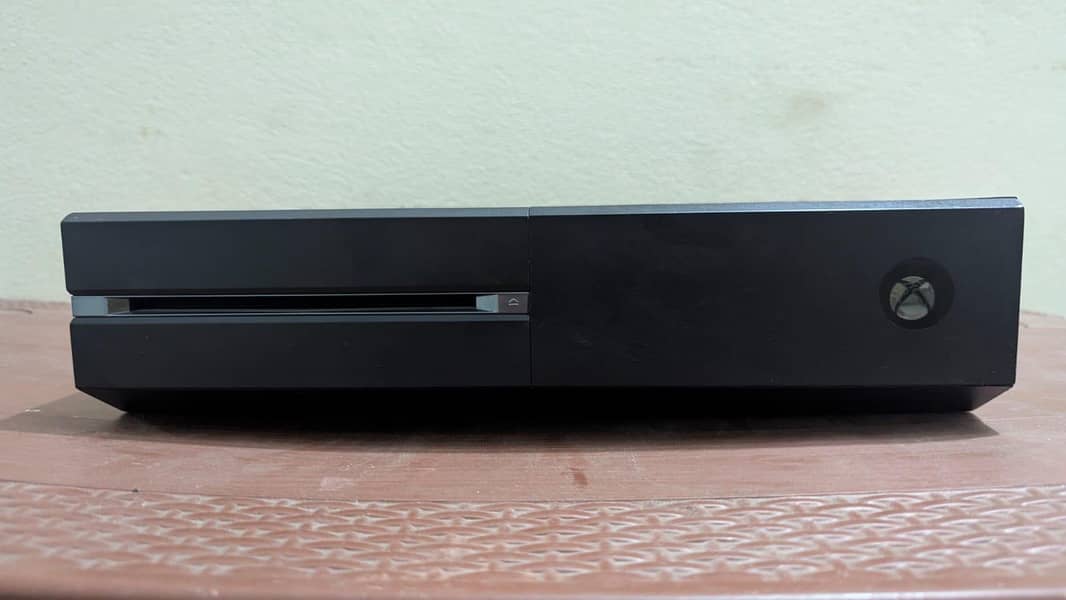 XBOX ONE 1TB WITH TWO CONTROLLERS 5