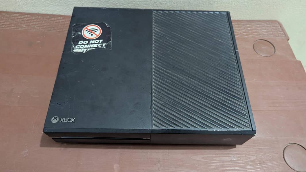 XBOX ONE 1TB WITH TWO CONTROLLERS 6