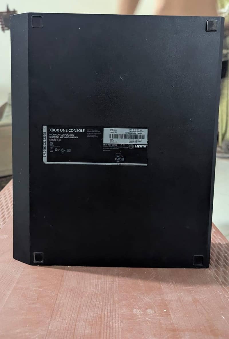 XBOX ONE 1TB WITH TWO CONTROLLERS 7