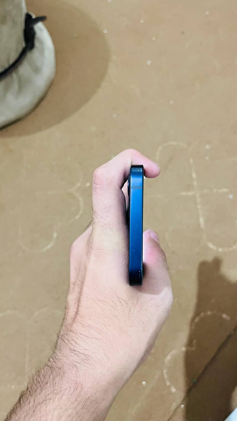 Apple iPhone 12 4
