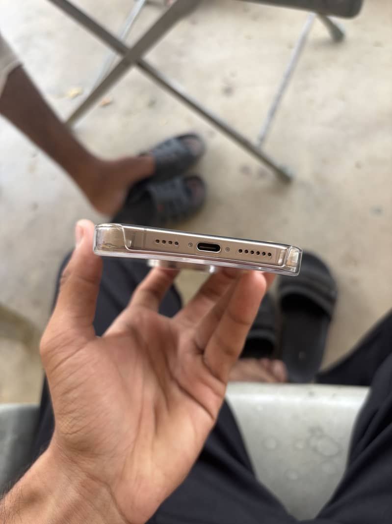Apple iPhone 16 Pro Max 1