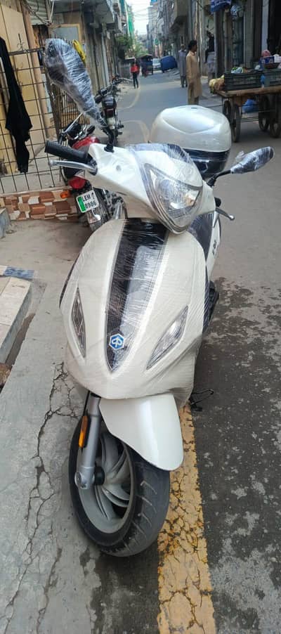 vespa piaggio 150cc  scooty available contact at 0300 4142432