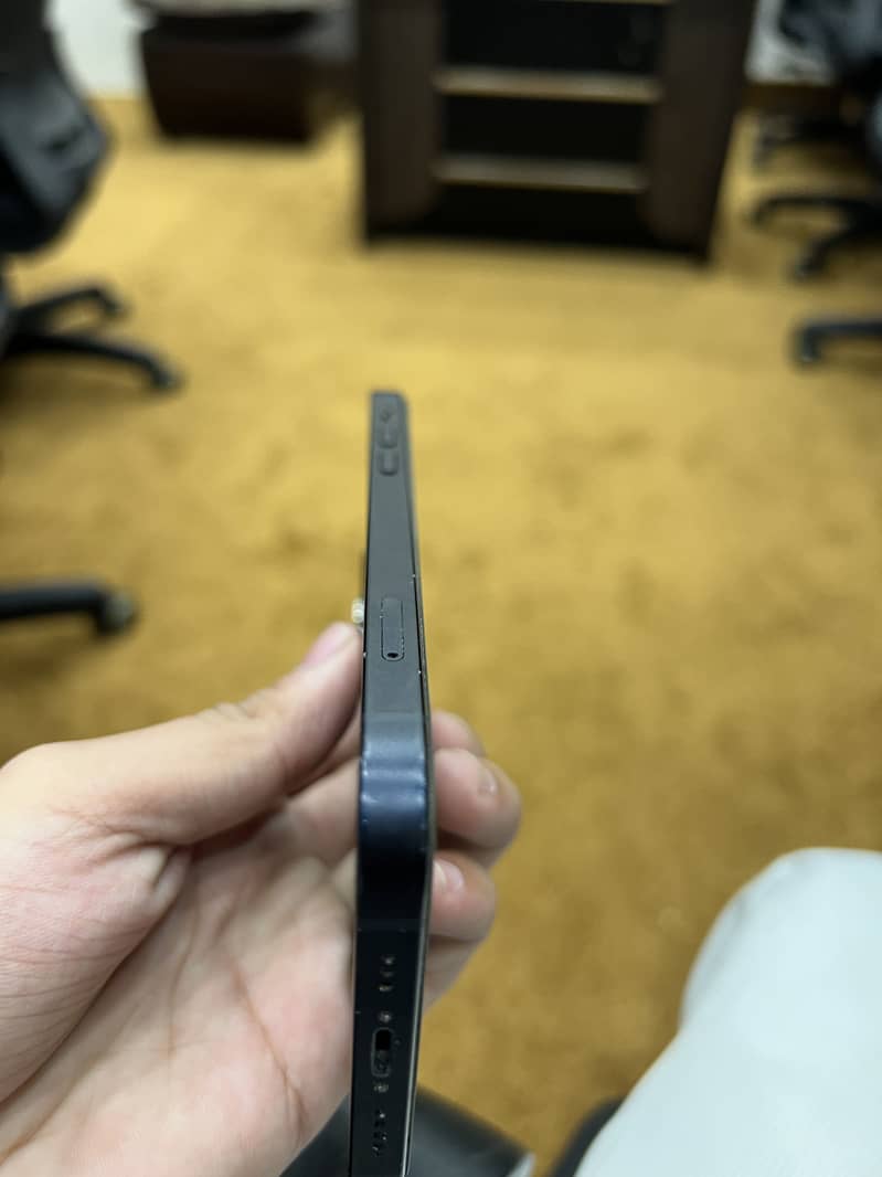 Apple iPhone 12 4