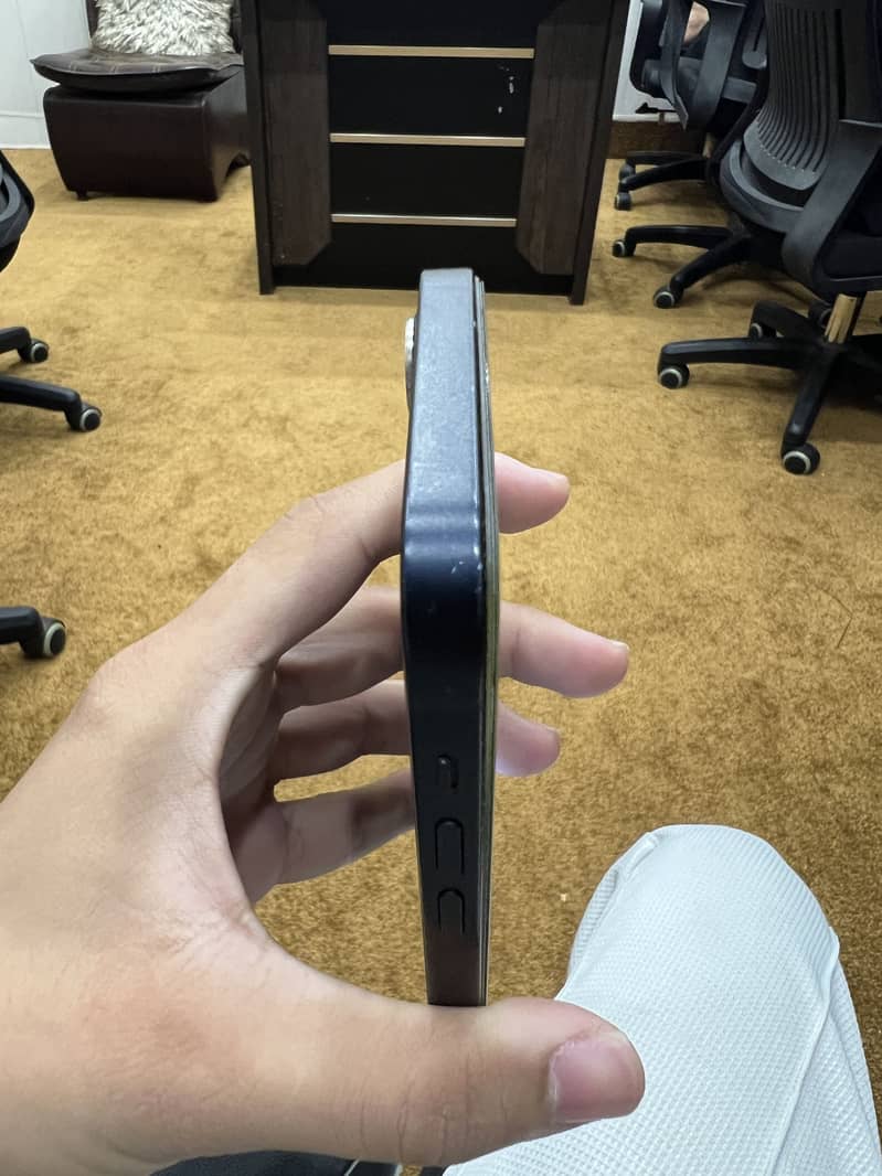 Apple iPhone 12 6