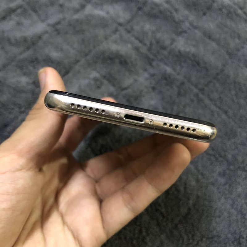 Apple iPhone X 4