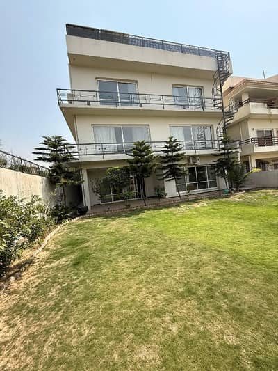 1.5 Kanal Ultra Luxurious Designer House For Sale