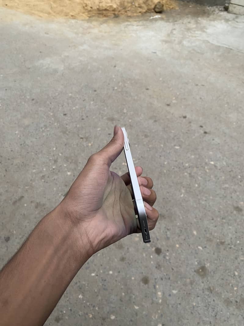 Apple iPhone 12 4