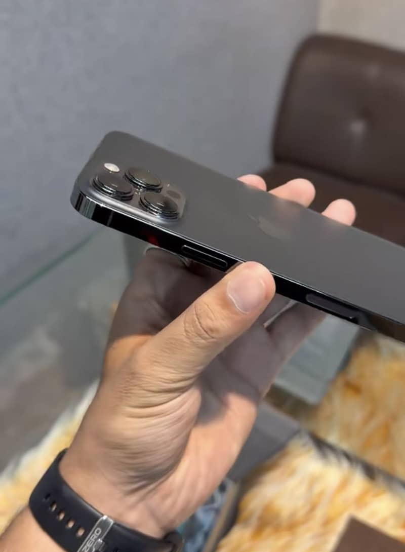 Apple iPhone 13 Pro Max 2