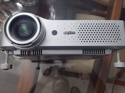 Sanyo PLC-XU86 projector for sale with good projection