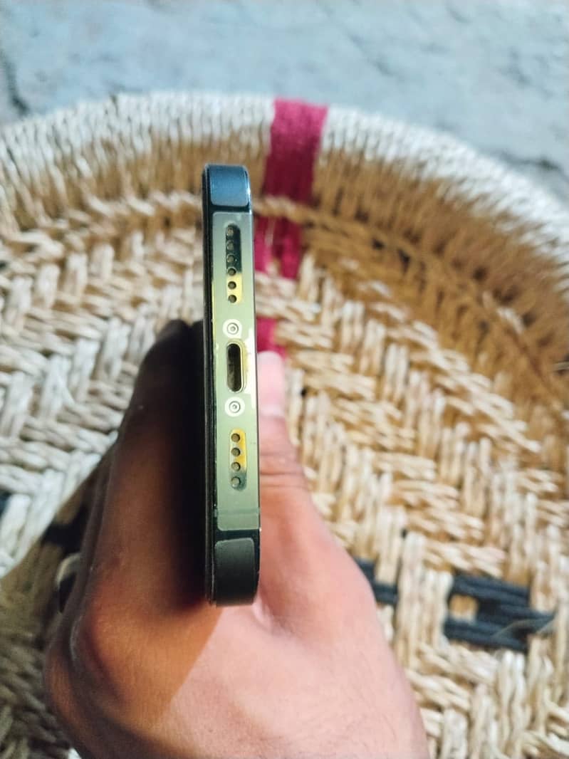 Apple iPhone 13 Pro Max 4