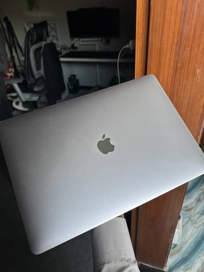 macbook pro2017 1st owner never opened repair touch bar 10/10 conditio