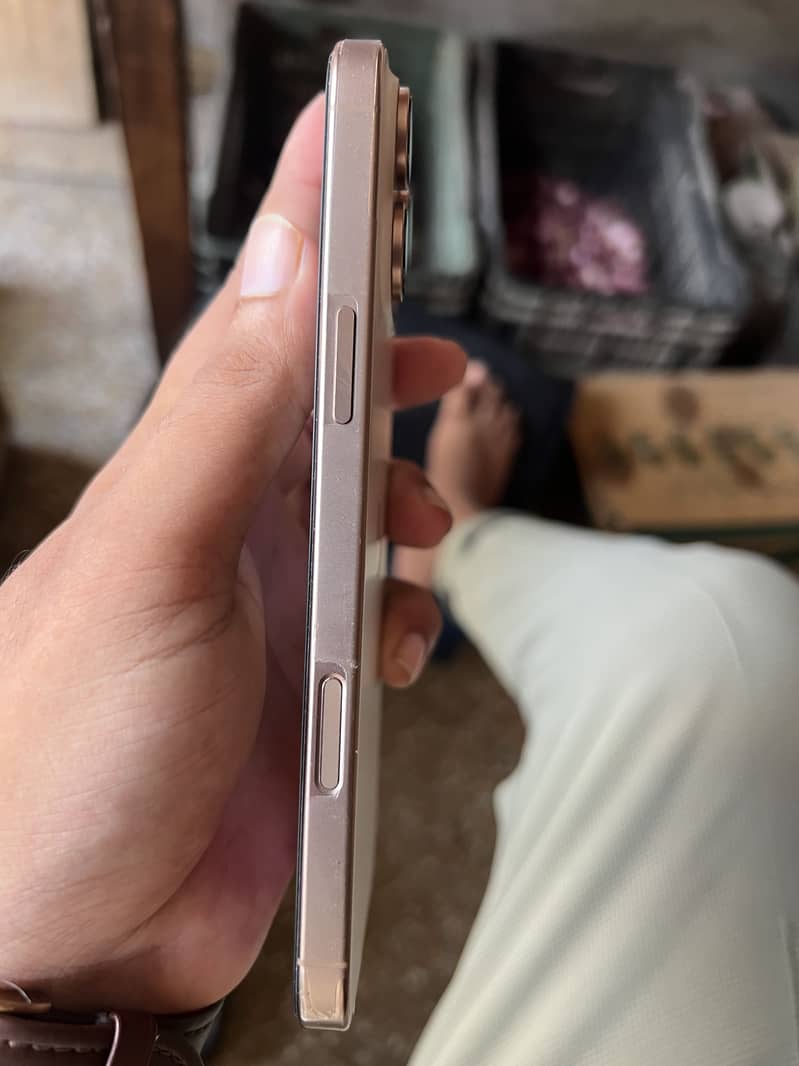 Apple iPhone 16 Pro Max 4