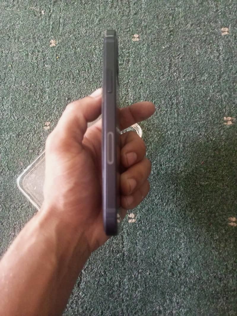 Apple iPhone 12 4
