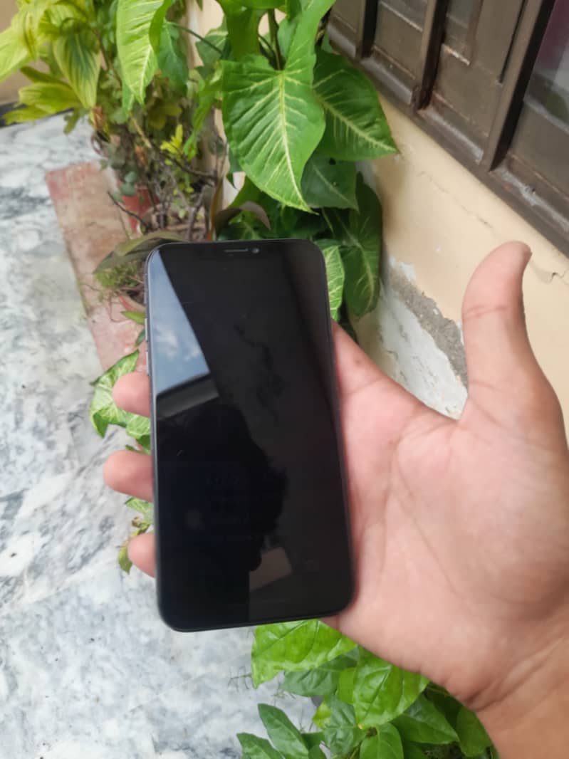 Apple iPhone XS 4