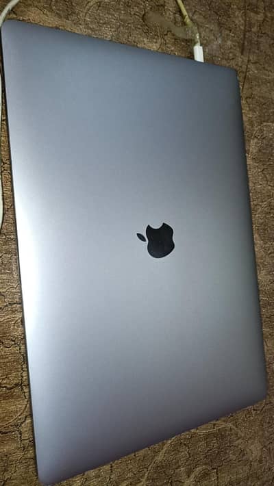 MacBook Pro 2017 | Core i7 | 16GB RAM | 1TB SSD | 2GB Graphics