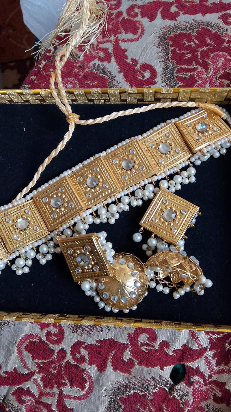 Three jewlry sets. . . 1