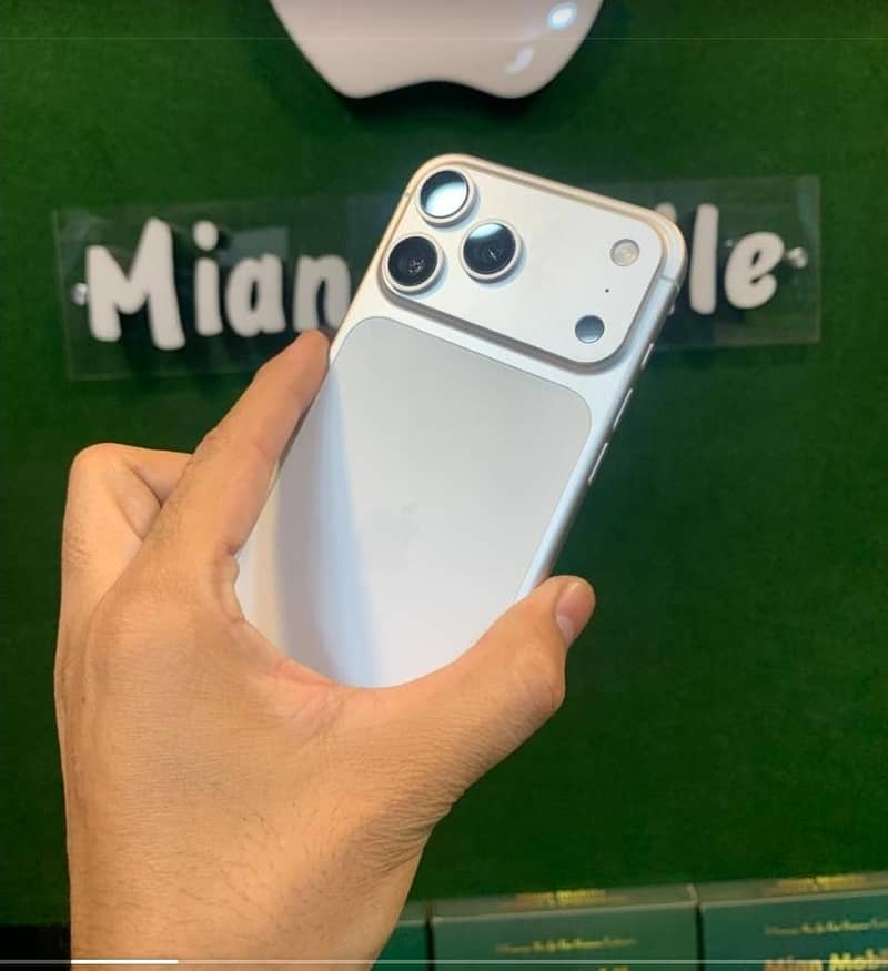 Apple iPhone 17 Pro Max 3