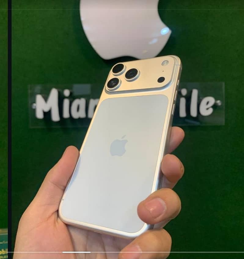 Apple iPhone 17 Pro Max 4