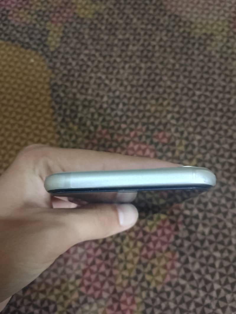 Apple iPhone 11 4