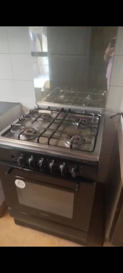 cooking range, 4 burners and oven. in good condition