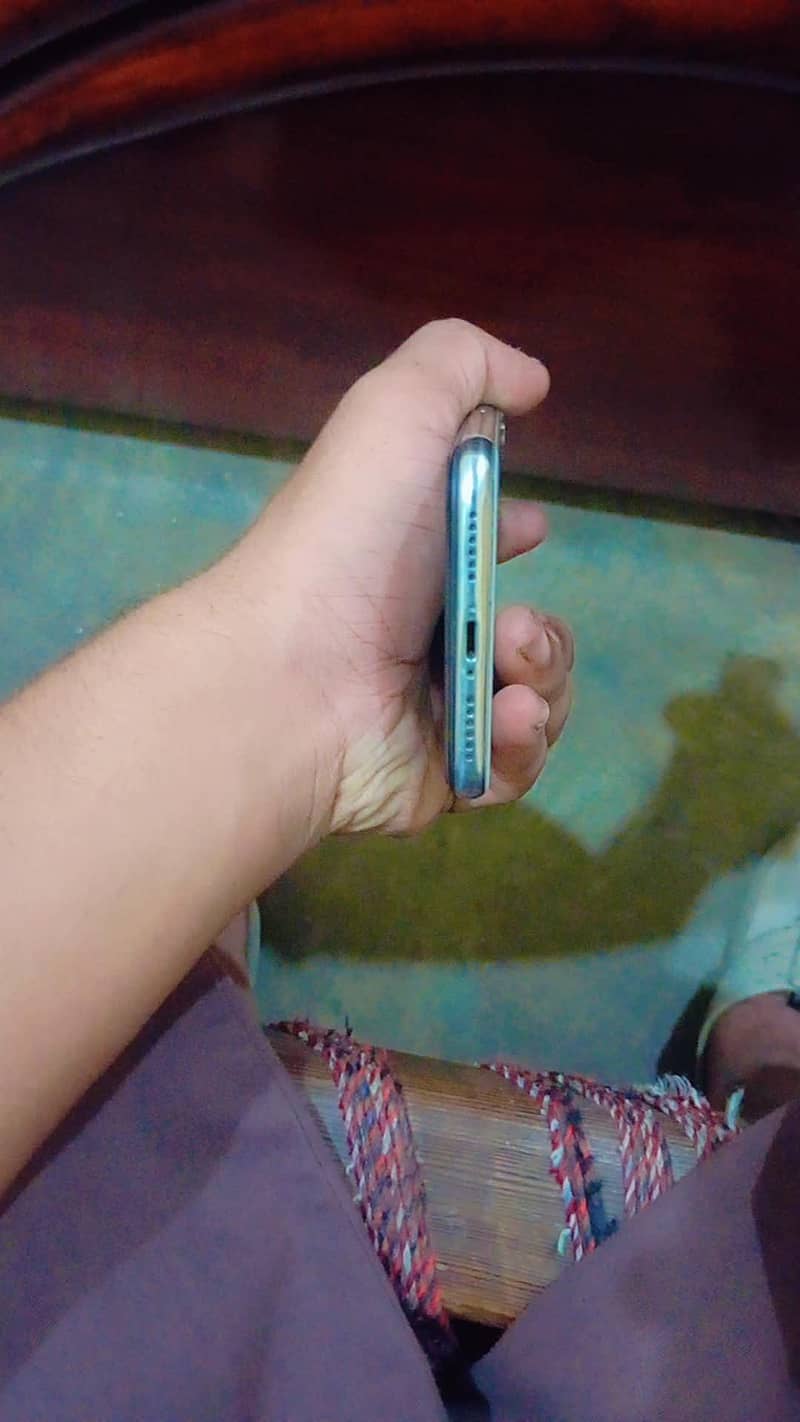 Apple iPhone XS 4
