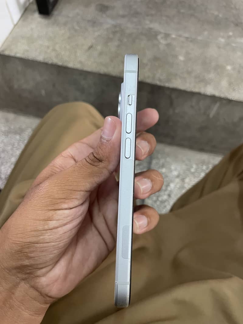 Apple iPhone 15 4