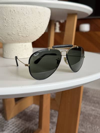 Vintage classic Ray-ban leather’s B&L Gold and Black Aviator