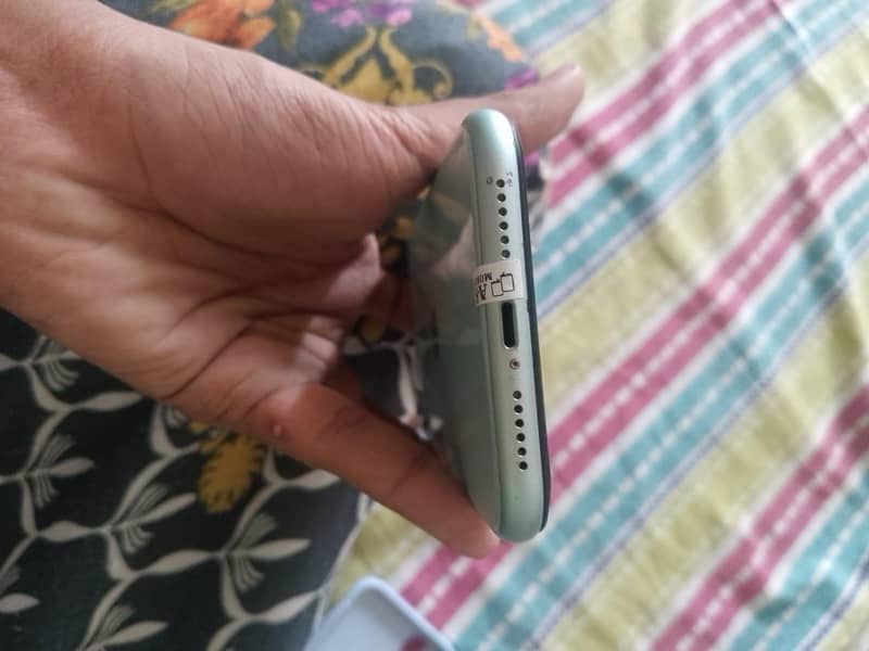 Apple iPhone 11 4