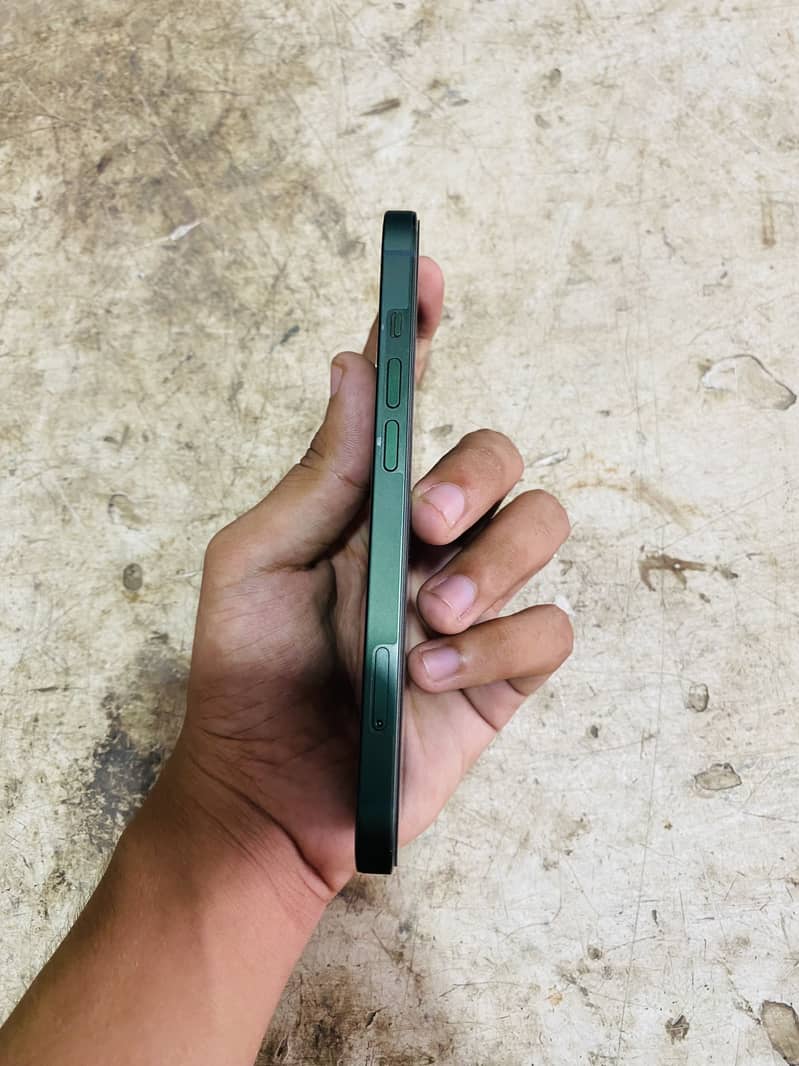 Apple iPhone 13 0