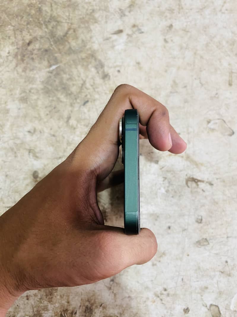 Apple iPhone 13 5