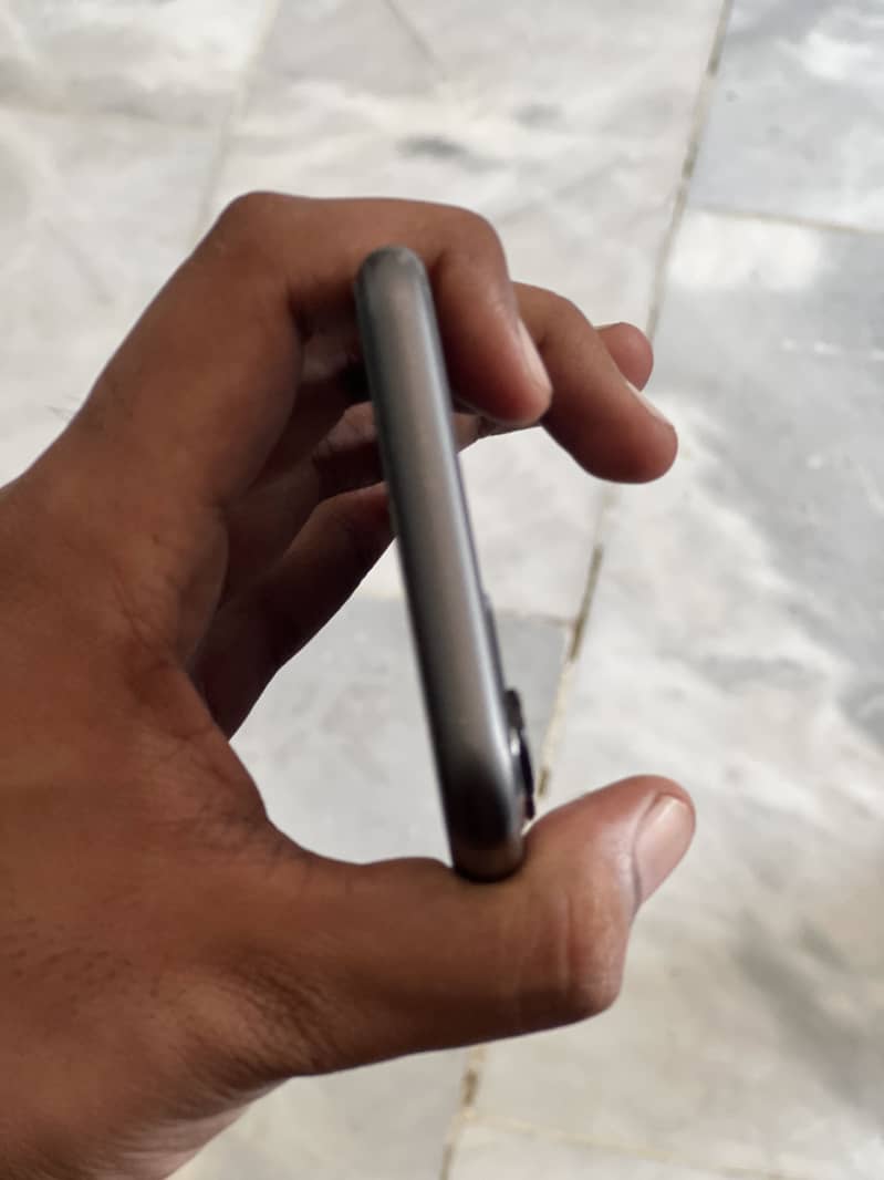Apple iPhone 11 4