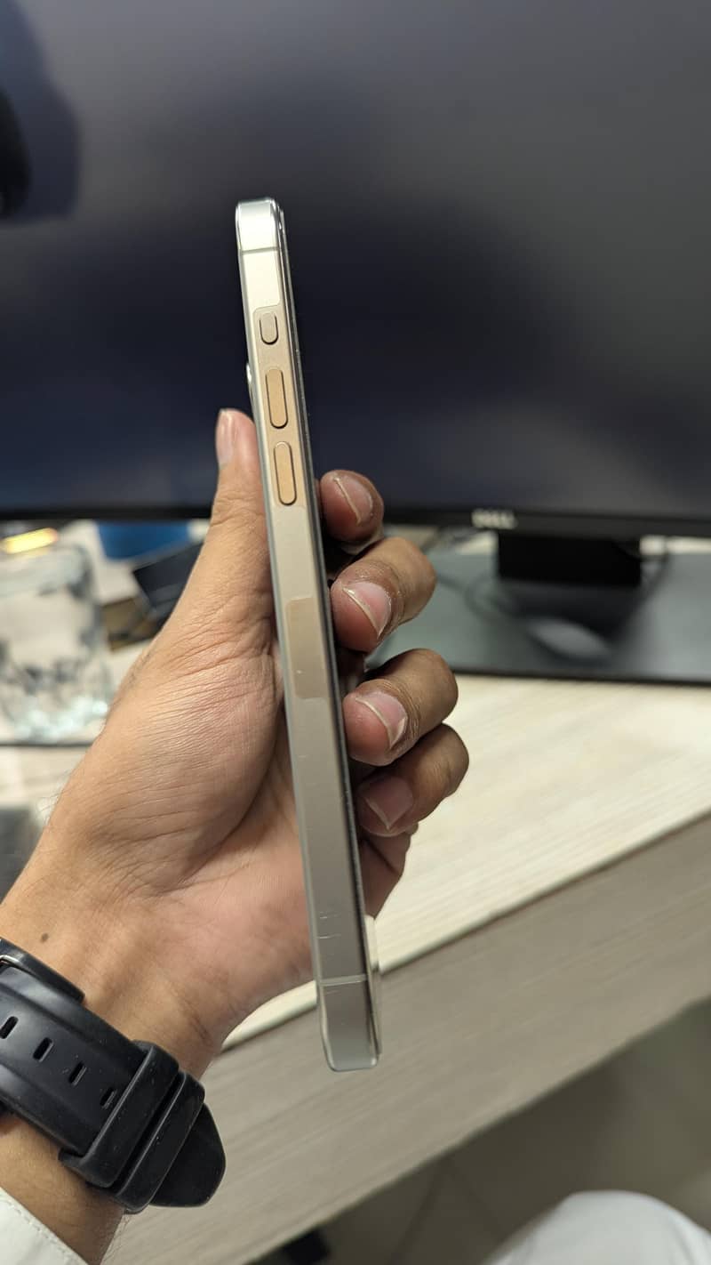 Apple iPhone 15 Pro Max 4