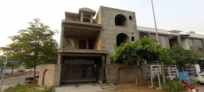 Corner In Dream Gardens - Block E House For sale Sized 9 Marla